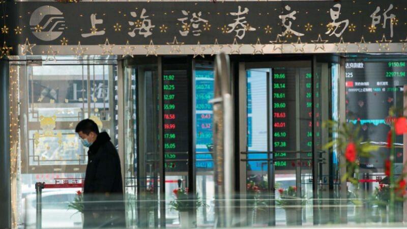 中共官方从上周开始悄然停止更新境外机构在中国的人民币债券交易数据，引发外界疑虑。有分析认为，这与近期人民币大幅贬值及大量资本外流有关。最新数据显示，外国投资者最近两个月已大幅减持中国债券，人民币4月对美元贬值了4%以上。