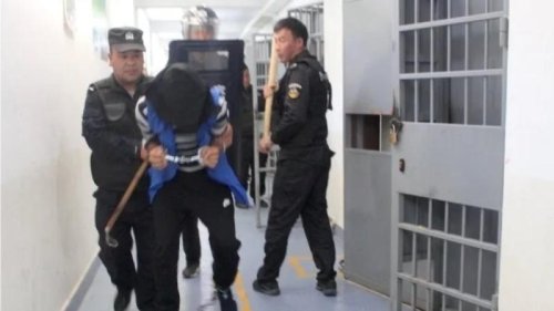就在联合国人权事务高级专员巴切莱特访问新疆之际，一批新疆警方的文件被泄露，包括数十万名维吾尔人的照片和“再教育营”中发生的种族灭绝罪行的细节。英国和德国于5月24日公开谴责中共并呼吁进行调查。