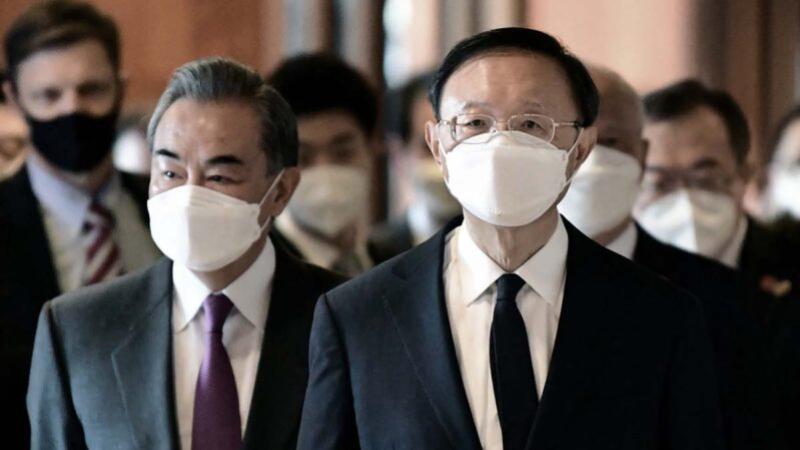 中共二十大前，习近平对外事系统的人事洗牌已经启动。港媒分析，在中共二十大时，中共外交部长王毅将会接替杨洁篪，担任中央外事办主任。