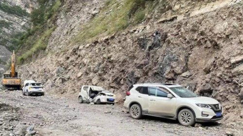 四川雅安芦山6.1级地震后，宝兴县华能民治电站厂房对面山体滑坡，河水上涨形成壅塞体。截止3日凌晨，地震导致46人死伤，14,427人受灾。