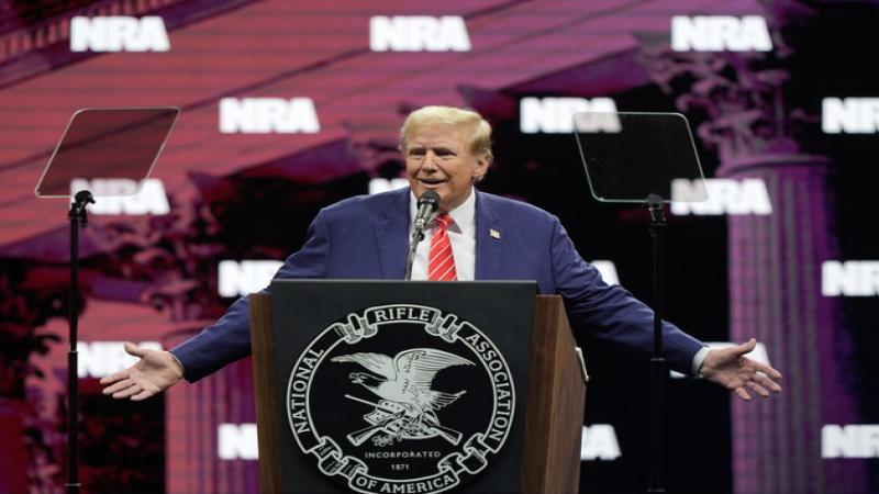 川普在全国步枪协会大会上提出连任三届总统的建议